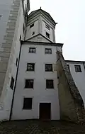 Der Kleine Wasserturm, mit Verstärkungsmauer gegen Vibrationen