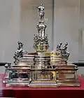 Magnus Unsinn, Augsburg 1867: Tischbrunnen in Form des Augustusbrunnens. Vorgesehen als Hochzeitsgeschenk der Stadt Augsburg für König Ludwig II. von Bayern und Herzogin Sophie Charlotte (1867)