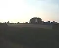 Der Grabhügel Kluesbarg im Sonnenuntergang