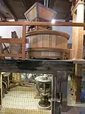 Mahlgang auf Mühlestuhl, unten Kegelradwinkelgetriebe