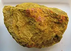 Mit Auripigment überkrusteter Realgar