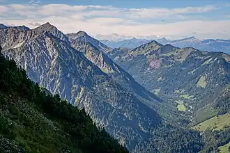 Schnippenkopf (rechts der Bildmitte) mit Heidelbeer- und Sonnenkopf über dem Retterschwanger Tal vom Iseler (1876&nbsp;m)