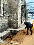 Baudezernent Uwe Bodemann bei der erneuten Beisetzung von Knochen.