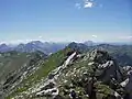 Aussicht in Richtung Südwesten. Im Hintergrund links die Berggruppe um den Vanil Noir, rechts der Moléson