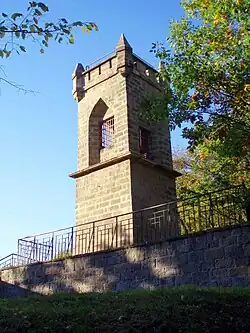 Aussichtsturm Milohlídka am nördlichen Stadtrand