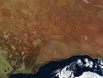 Die Nullarbor-Wüste, die einen Großteil der Küste einnimmt