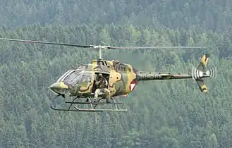Jagdkommandosoldat bei einer Übung auf einer Bell OH-58