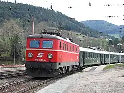 Die 1010 aus der Anfangszeit der Elektrifizierung führte später den „Erlebniszug Zauberberge“ (Bahnhof Payerbach-Reichenau)