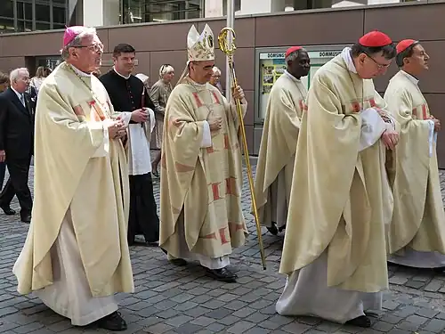 Bischof Heinrich Mussinghoff (links) während der Heiligtumsfahrt 2014 zusammen mit (von links) Erzbischof Nikola Eterović, den Kurienkardinälen Peter Turkson und Kurt Koch sowie Erzbischof Rubén Kardinal Salazar Gómez.