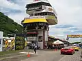Start-und-Ziel-Turm und Rückseite der Boxen