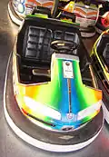 Ein modernes Autoscooter-Fahrzeug (Frontalansicht)