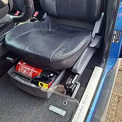 Option Ablagebox unter dem Fahrersitz, mit Option Feuerlöscher