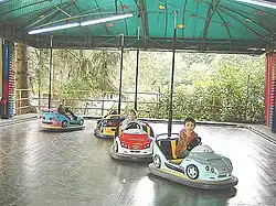 Kinder-Autoscooter; gut zu erkennen sind das stromleitende Gitternetz und die Stromabnehmer