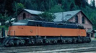 E71 vor dem Unterwerk in Avery (Idaho) mit ausgebautem Führerstand (1974)