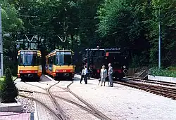 Zwei modernere GT6-80C der AVG, wobei der linke als Eilzug und der rechte als regulärer Zug der Linie A beschildert ist
