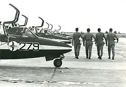Vier Jets und Piloten des IAF-Kunst­flugteams (Doppel-Gans-Symbol) auf der Chazerim Airbase im Jahr 1976