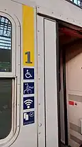 Piktogramme am IC-Wagen: Zugangsmöglichkeit für Menschen mit Behinderung, Ruhebereich, WLAN, Fahrkartenpflicht