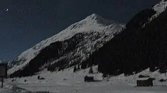 Namenloser Vorgipfel Punkt 2549 des Börterhorn von Norden, bei Vollmond über dem Dischmatal.