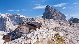Büllelejochhütte (Rückansicht) mit Zwölferkofel