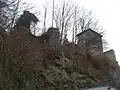 Der verfallende vorderste Wehrturm der Bürgerwehr, dahinter der Marienturm