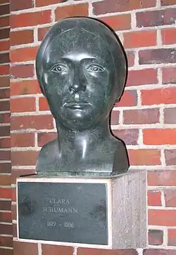 Clara Schumann, eine von vier vor dem Eingang aufgestellten Büsten von Franz Küsters