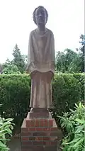 Der singende Klosterschüler (1931) – Barlach-Grabmal in Ratzeburg