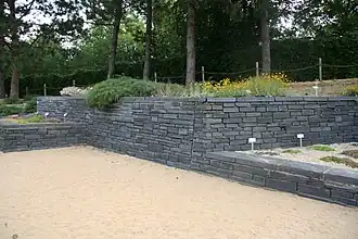 Stützwand mit Verblendung aus Schiefer im botanischen Garten Hamburg