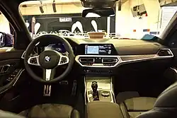 Cockpit Modell M Sport vor LCI, BMW M Sportlenkrad Leder mit Schaltwippen, Driving Assistant Professional und Parking Assistant Plus