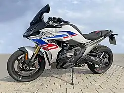 Das 36 kg leichtere und 246&nbsp;km/h schnelle Schwestermodell R&nbsp;1300&nbsp;RS[2]