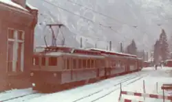 ABDeh 4/4 303 der Berner Oberland-Bahn mit selbsttragendem Wagen­kasten und zwei quer eingebauten Fahrmotoren pro Drehgestell (1949)[4]