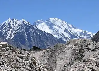 Broad Peak im Hintergrund. Links Broad Peak Central, rechts daneben der lange Grat vom Vor- zum Hauptgipfel