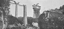 Stand der Arbeiten im August 1909, Über das Sittertobel führen zwei etwa 450 Meter lange Materialseilbahnen.