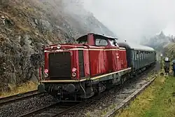 V100 1365 schiebt einen Sonderzug auf der Schiefen Ebene nach