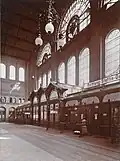Empfangshalle mit Eingang und den Fahrkartenschaltern, um 1900