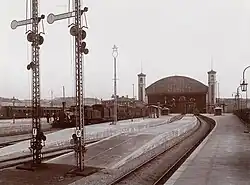 Blick von den Bahnsteigen in die Bahnsteighalle, um 1900