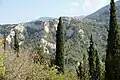 Schlucht im Norden von Babadağ, abgebildet ist der östliche Hang der Schlucht (vom Friedhof – am nördlichen Stadteingang gelegen – aus photographiert)