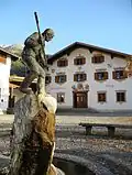 Dorfplatz mit Brunnen