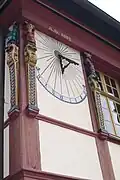 Sonnenuhr und Stenelt-Schnitzereien