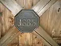 Plakette an der Decke der Aussichtsturm-Plattform
