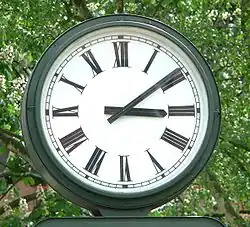 Ein typisches Zifferblatt mit römischen Ziffern in Bad Salzdetfurth mit der IIII