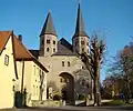 Romanische Westfassade