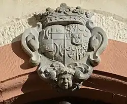 Vorderseite, Wappenstein