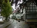 Ortsbildprägende Häuserzeile am Kirchplatz (Nordseite)