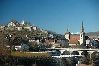 Links der Schlossberg mit der Ruine Stein, rechts die Altstadt