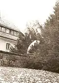 Eingelagerte Bronzeplastik Bär 1987 am Neuen Jägerhaus in Grillenburg