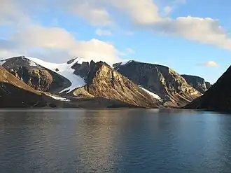 Blick vom Clark-Fjord aus nach Südwesten auf die Insel Qikiqtaaluk