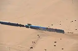 Sandverwehung an der Eisenbahnstrecke südlich von Swakopmund (Namibia)