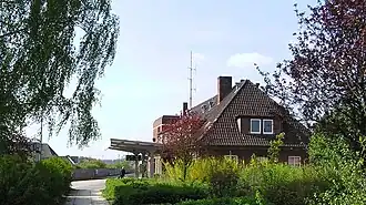 Das ehemalige Empfangsgebäude im Jahre 2004 mit dem Hausbahnsteig am Gleis 140