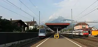 Bahnhof mit einer haltenden S3 (rechts) und einem durchfahrenden ETR 470 (2011)