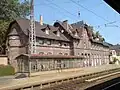 Empfangsgebäude von den Gleisen her gesehen